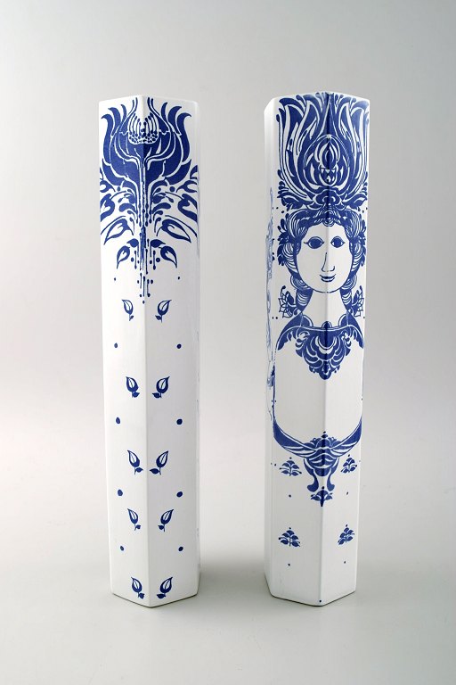 Et par Bjørn Wiinblad, Nymølle lysestage til fyrfadslys og vase i fajance 
dekoreret med kvinde og blomst.