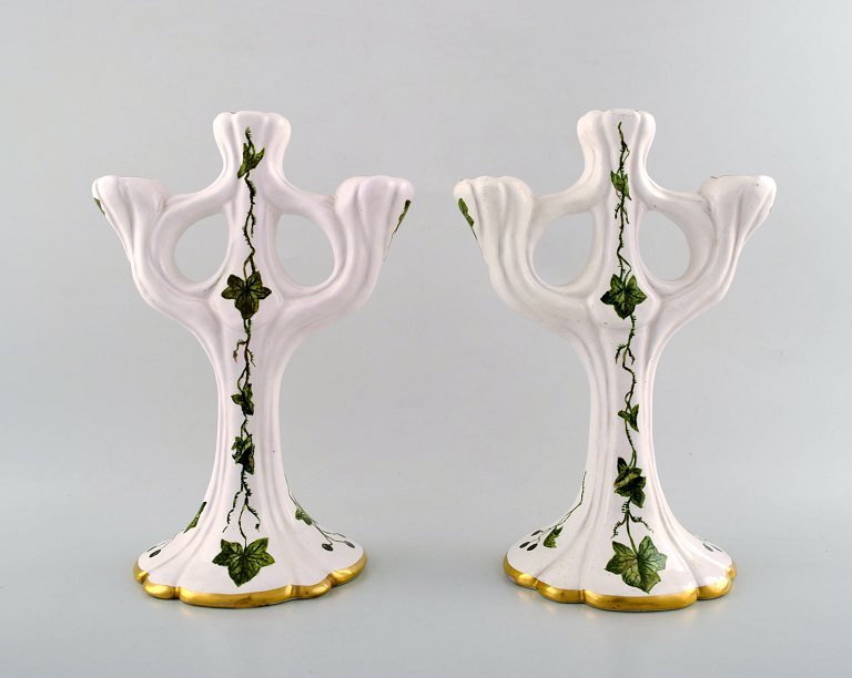 Signe Steffensen for Kähler: Et par kandelabre af keramik, dekoreret med glasur 
i hvide og grønne nuancer.