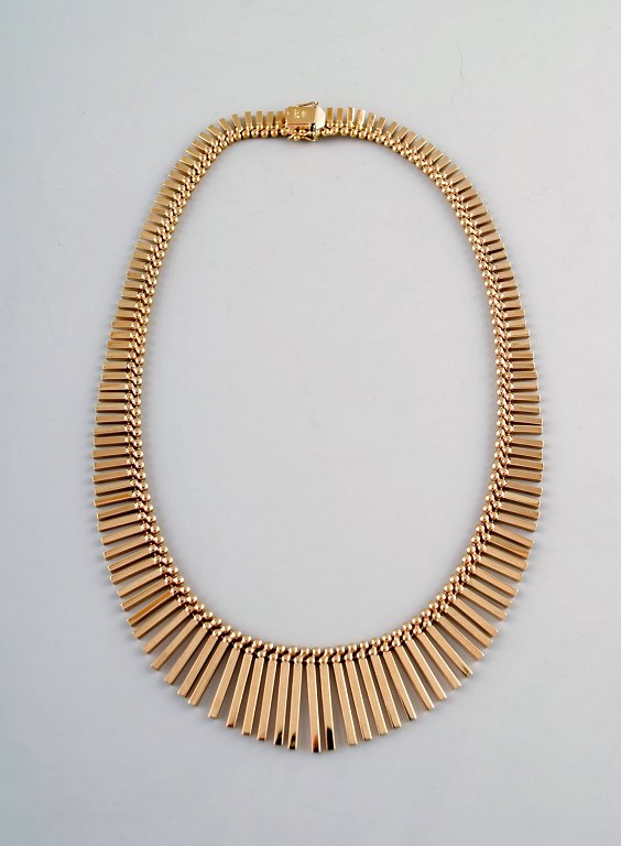 Jos Kahn, moderne design collier af guld, leddelt halskæde af 14 kt guld i 
doseret forløb. Ca. 1970´erne.