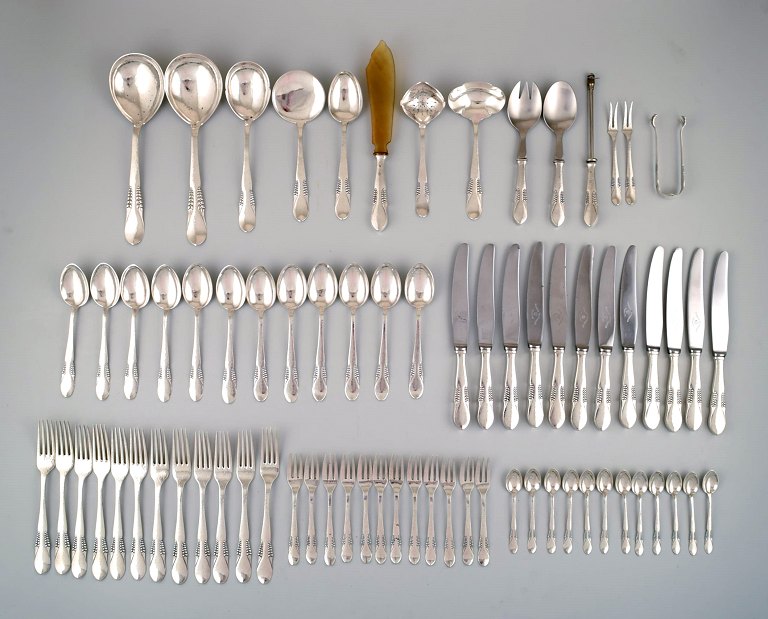 Large and complete Danish silver (.830) dinner service for 12 p.
Stamped: CFH: Christian Fr. Heise. 1910/20 s.