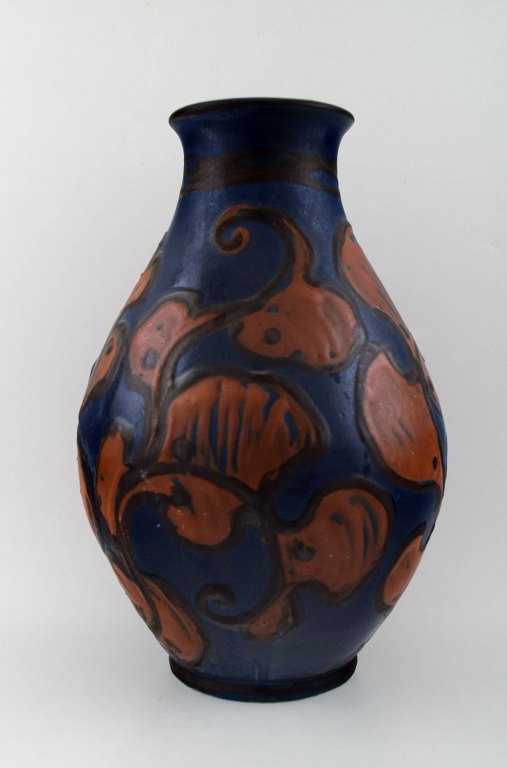 Kähler, Denmark, large glazed stoneware vase in modern design.
1930 / 40 s. Cow horn technique.