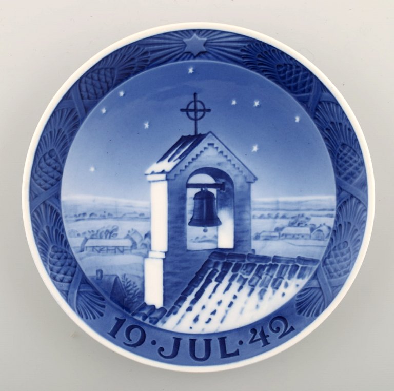 Royal Copenhagen, Christmas plate from 1942.
