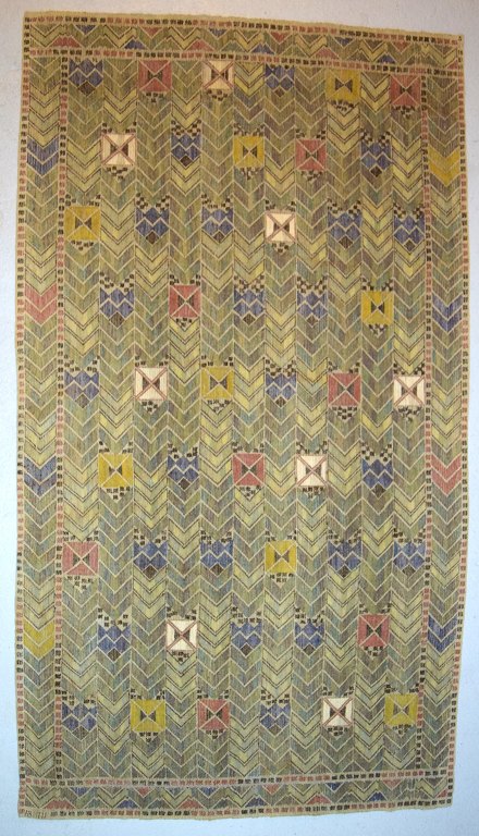 Märta Måås-Fjetterström, Sverige f. 1873, d. 1941. 
Stort håndvævet tæppe af uld i "rölakan" teknik. 
Signeret monogram MMF.