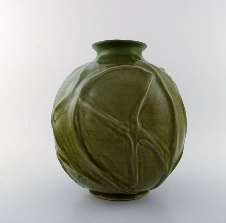 Janna Ryberg for Kähler, Denmark. Large organic unique ceramic vase in olive 
green glaze. 1960 / 70