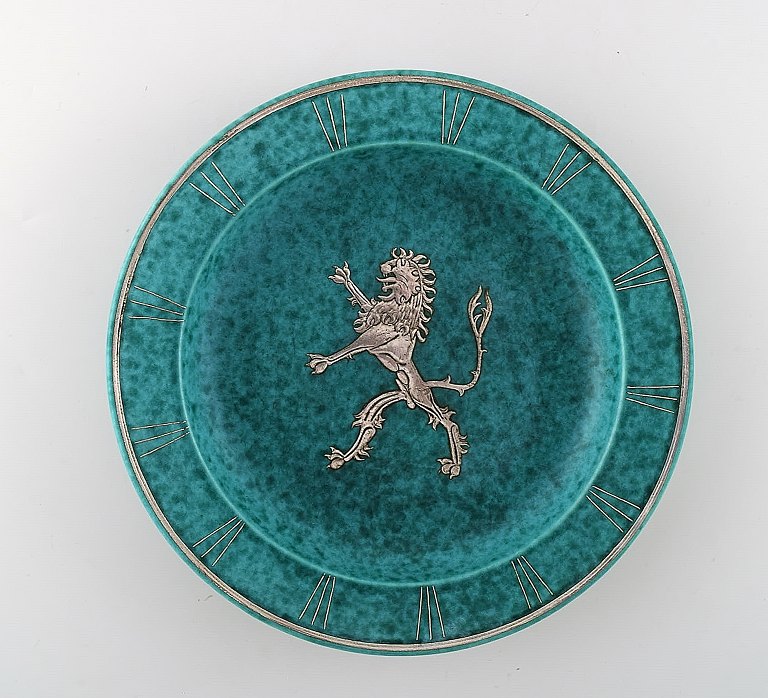 Wilhelm Kåge, Gustavsberg, art deco Argenta fad på fødder i keramik dekoreret 
med løve i sølvindlæg.