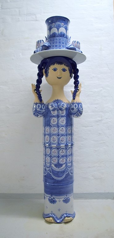 Bjorn Wiinblad: Very rare and monumental female figure of stoneware, in five 
parts, top with flower pot in the shape of a hat.