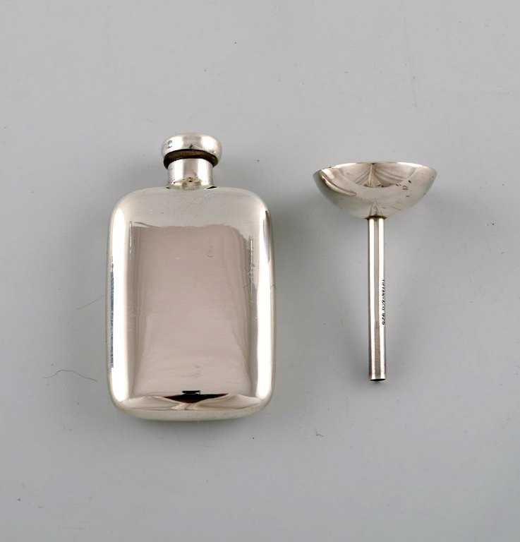 Tiffany & Company (New York). Sjældent art deco parfumesæt i sterlingsølv. 
1930/40