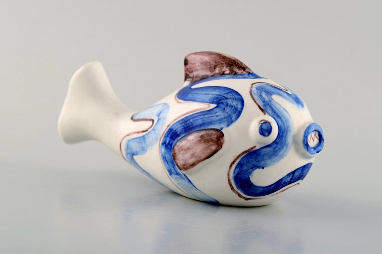GUN VON WITTROCK for RØRSTRAND. Unique sculpture. Fish in glazed ceramics. Mid 
20th century.