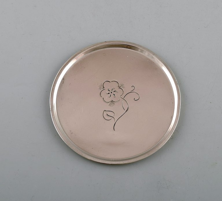 Just Andersen, Denmark. Bottle tray in sterling silver with floral motif. 1930 / 
40