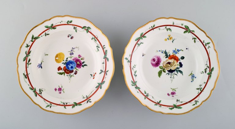 To antikke Meissen dybe tallerkener i gennembrudt porcelæn med håndmalede 
blomster motiver. Museumskvalitet. Dateret 1773-1814. 
