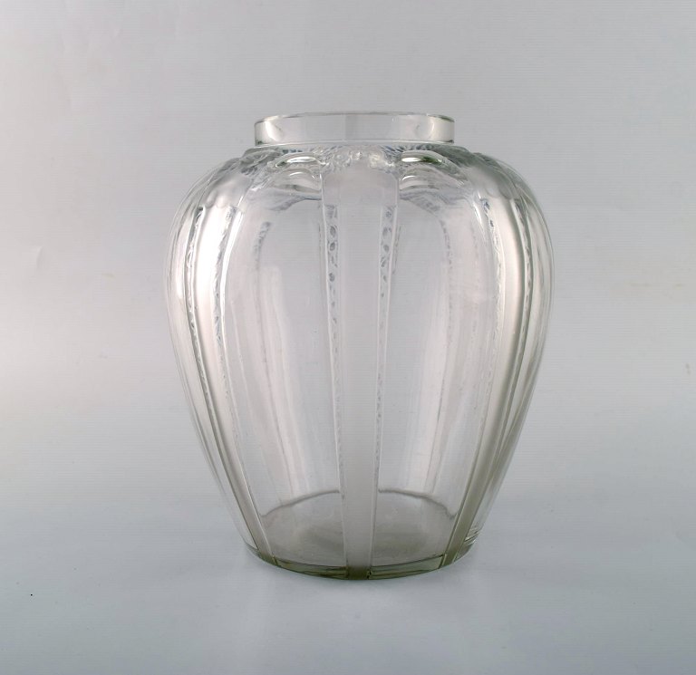 Tidlig René Lalique. "Cariatides" vase i kunstglas med nøgne kvinder. 
Modelnummer 924. Designet 1920. 
