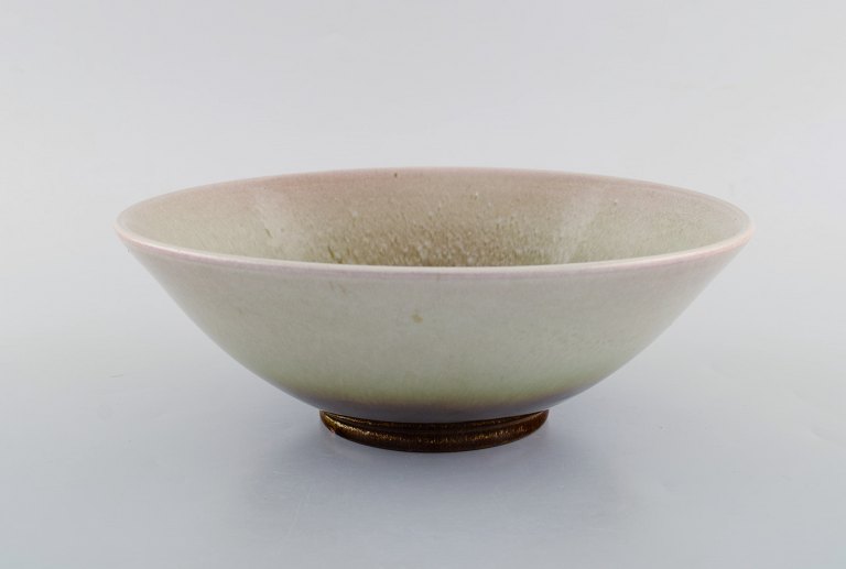 Vicke Lindstrand for Upsala-Ekeby. Large bowl in glazed ceramics. Beautiful 
glaze in red and sand shades. Mid-20th century.
