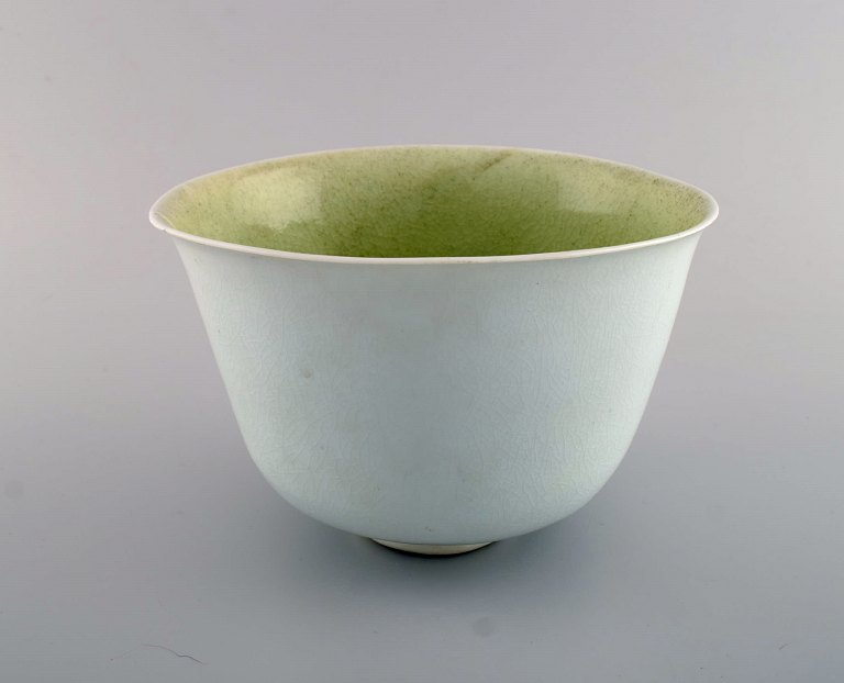 Gunhild Aaberg, Danish contemporary ceramist. Unique bowl in hand-painted glazed 
stoneware. Beautiful crackled glaze. 1980