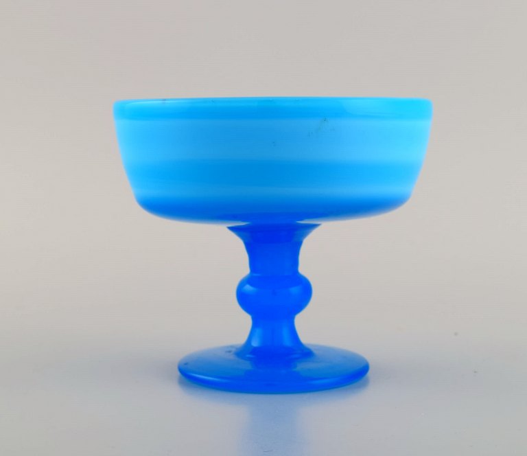 Swedish glass designer. Compote in turquoise mouth-blown art glass. 1970s / 80s.
