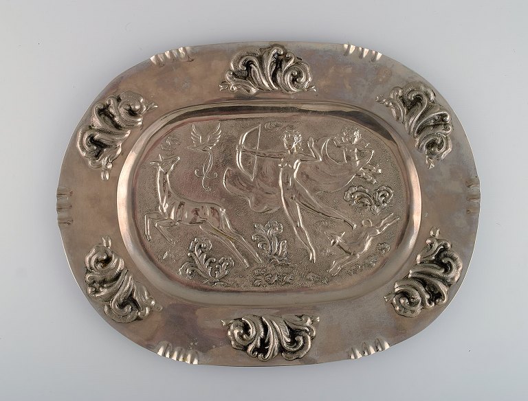 Swedish designer. Large oval serving dish in metal with classicist hunting 
scene. Swedish grace, 1910-1920.

