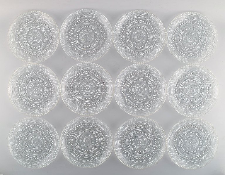 Oiva Toikka for Arabia. Tolv Kastehelmi tallerkener i klart kunstglas. Finsk 
design, 1970