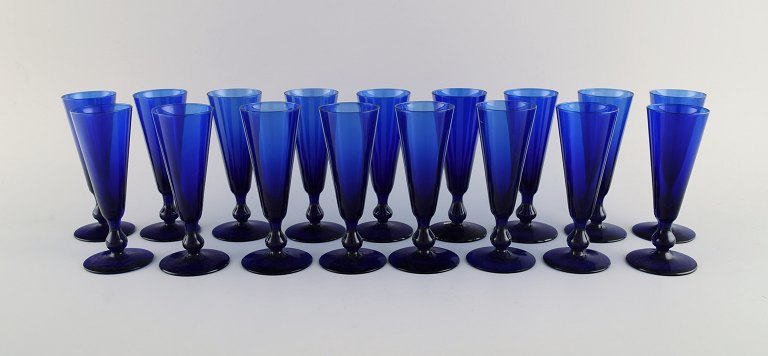 Monica Bratt for Reijmyre. 17 små cocktail glas i blåt mundblæst kunstglas. 
1950