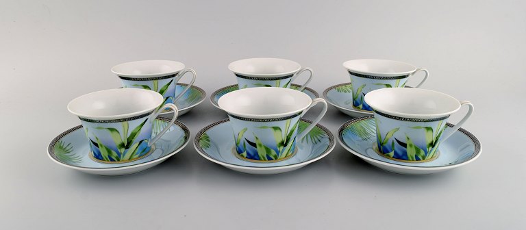 Gianni Versace for Rosenthal. Six Jungle tea cups with saucer in porcelain with 
gold decoration and green leaves. Late 20th century.
