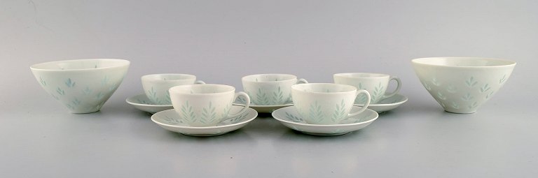 Freidl Holzer Kjellberg for Arabia. Five coffee cups with saucers and two bowls 
in rice porcelain. Mid-20th century.
