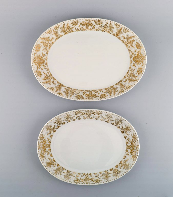 Bjørn Wiinblad for Rosenthal. To ovale serveringsfade i porcelæn med 
gulddekoration. 1980