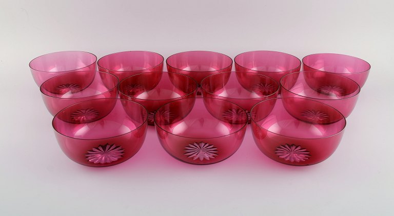 Sæt på tolv Holmegaard skåle i lyserødt kunstglas. Dansk design, midt 
1900-tallet.

