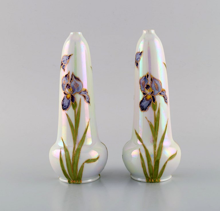 Heubach, Tyskland. To antikke art nouveau vaser i porcelæn med håndmalede 
blomster. Ca 1900.
