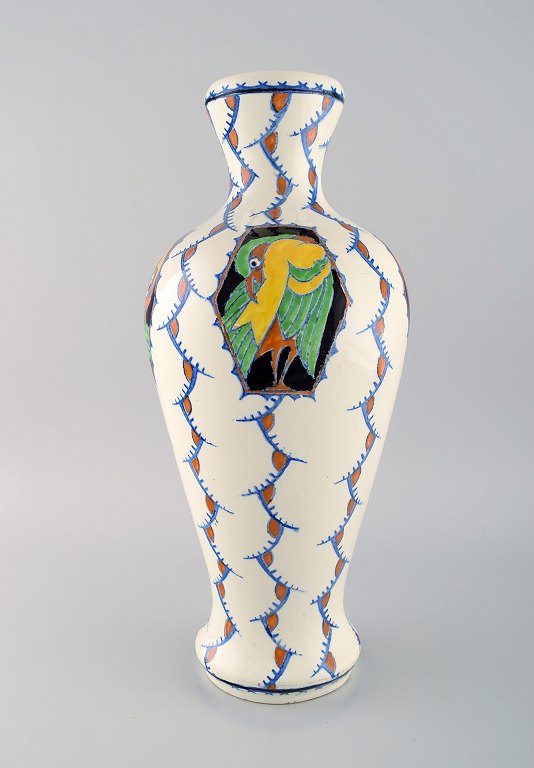 Boch Freres Keramis, Belgien. Stor art deco vase i glaseret keramik med 
håndmalede fugle. 1920/30
