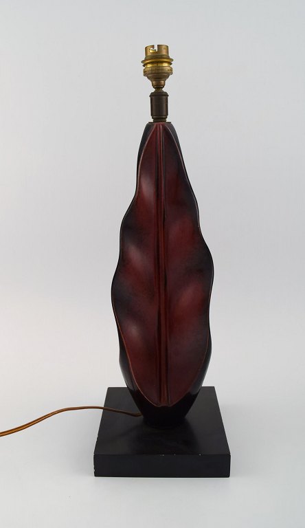 Organisk formet bordlampe i håndmalet træ på sokkel. Midt 1900-tallet.
