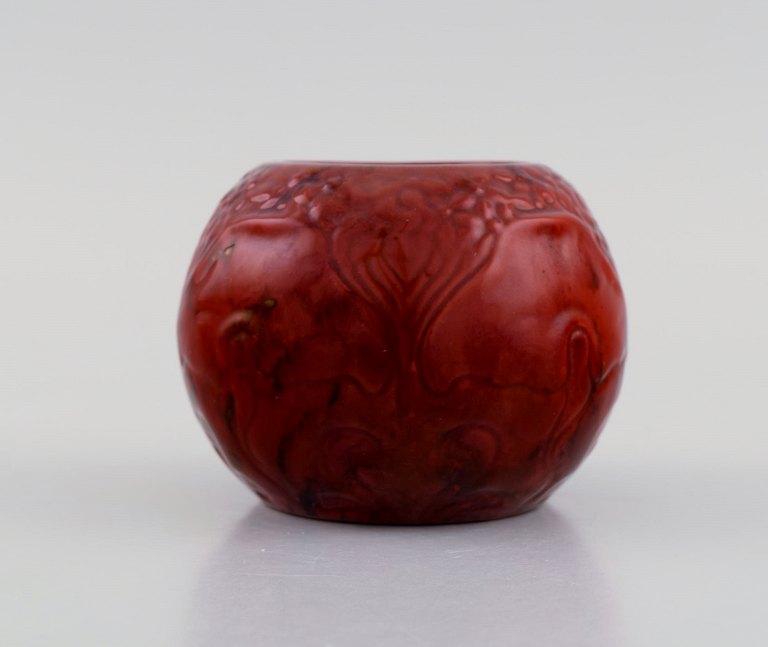 Antik Zsolnay art nouveau vase i glaseret stentøj. Sjælden rød glasur. Tidligt 
1900-tallet.
