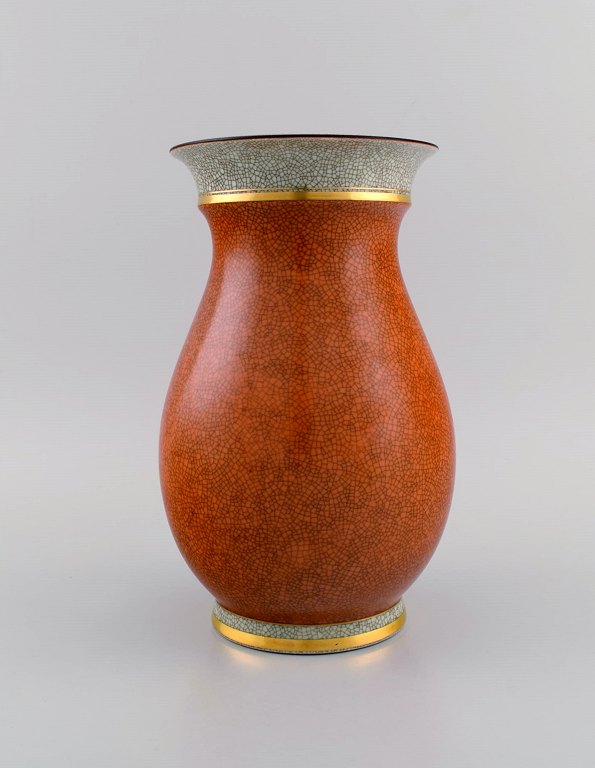 Royal Copenhagen. Vase i krakeleret porcelæn med guld og orange dekoration. 
1930