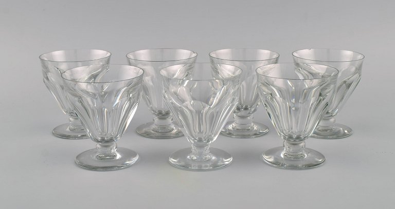 Baccarat, Frankrig. Syv Tallyrand glas i klart mundblæst krystalglas. Midt 
1900-tallet.
