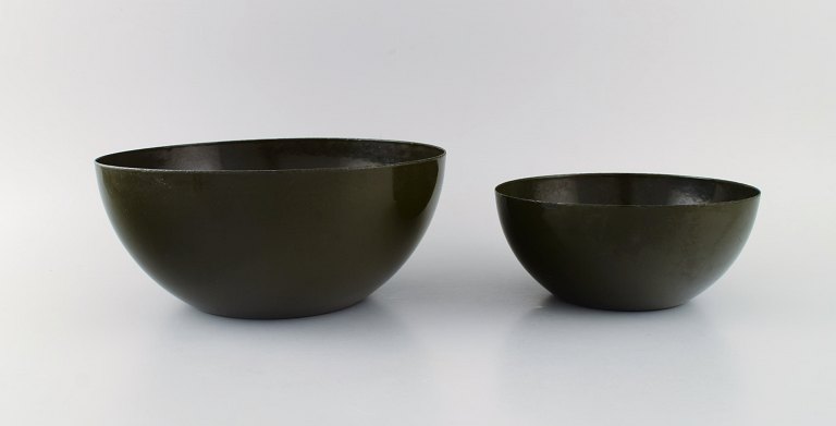 Kaj Franck (1911-1989) for Finel. Two dark green bowls in enamelled metal. 
Finnish design, mid 20th century.
