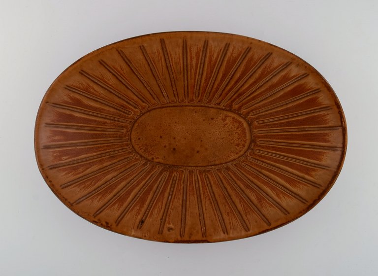 Gunnar Nylund (1904-1997) for Rörstrand. Large and rare bowl in glazed ceramics. 
Beautiful glaze in brown shades. Mid-20th century.
