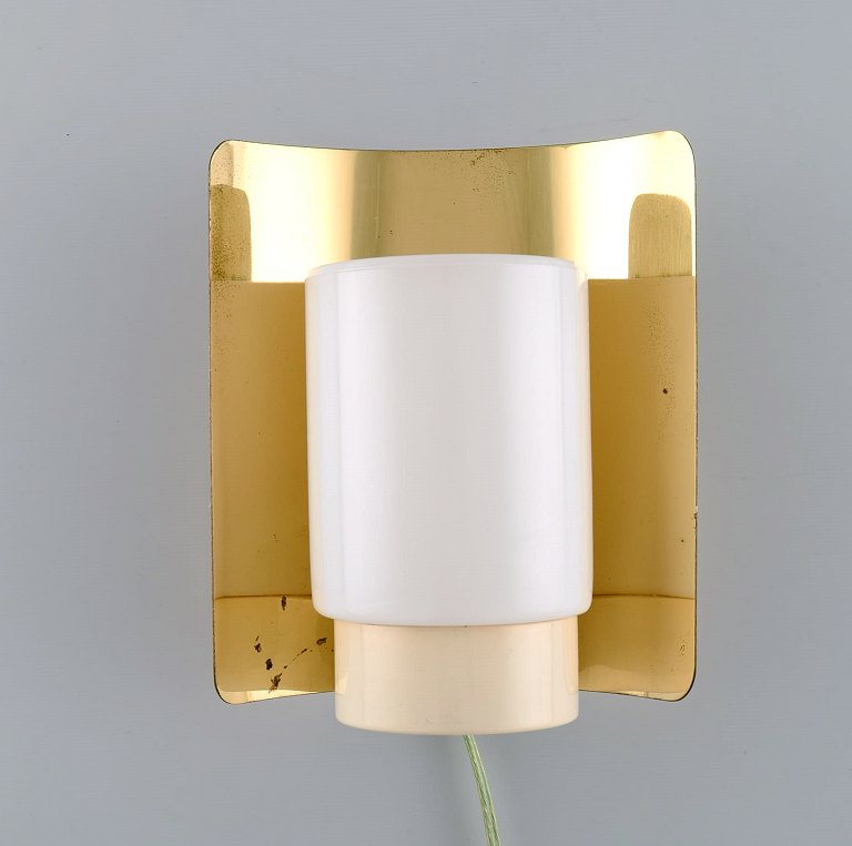 Hans Agne Jakobsson for A / B Markaryd. Wall lamp in brass and lacquered metal. 
Swedish design, 1960s / 70s.
