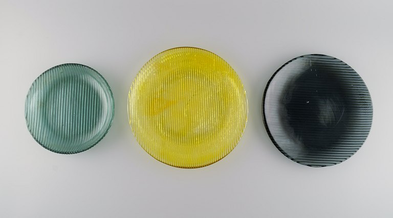 Per Lütken for Holmegaard. "Buffet" skål og to tallerkener i mundblæst 
kunstglas. 1980