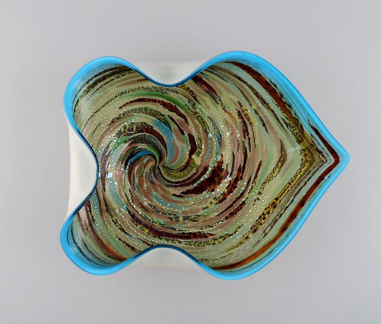 Stor Murano skål i polykromt mundblæst kunstglas med bølget kant. Italiensk 
design, 1960