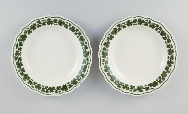 Two Meissen Green Ivy Vine cover plates in hand-painted porcelain.
1940s.