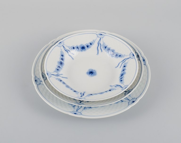 Bing & Grøndahl, Empire, three plates, two deep and a dinner plate.
1920s.