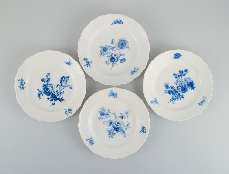 Fire antikke Meissen middagstallerkner.
Håndmalede med forskellige blå blomster og sommerfugle.
Sent 1800-tallet.