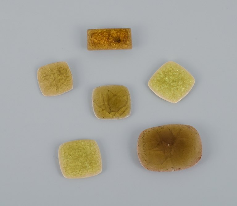 Ole Bjørn Krüger (1922-2007), Danish sculptor and ceramicist.
Six unique brooches in glazed stoneware in shades of yellow and brown.