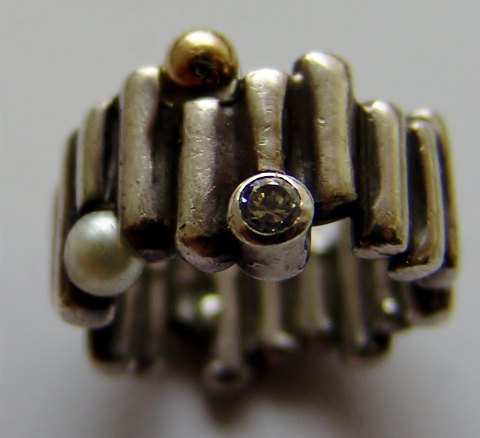 KAD ringen Hans Henrik Nygaard Unique Sterling Silver ring with pearl stone and Gold pearl Hans Henrik Nygaard Unique Sterling Silver ring with pearl stone and Gold pearl