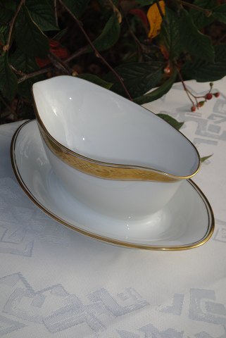 Royal Copenhagen # 607 Sauce boat 9344