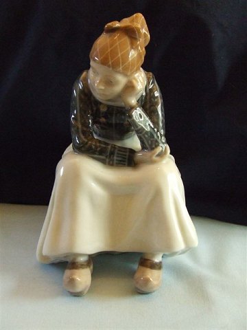 KAD ringen - Royal Copenhagen Figurine Large Fanø Girl No 1324