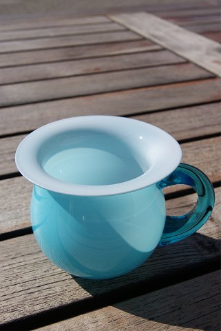 Hellblaue Glastasse mit Henkel von Schweden