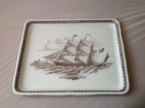 Royal Copenhagen Aluminia The bakkebord med skib "svanen"