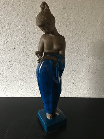 Royal Copenhagen Johannes Hedegaard Figur Yasmin Pige med klæde No 21696