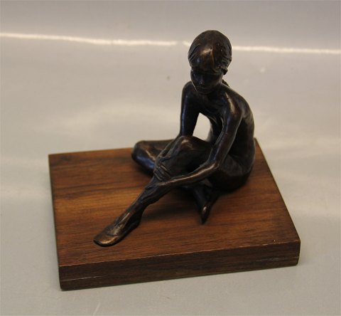 Sterett-Gittings Kelsey Bronze Ballet girl sitting on wooden stand  14 x 11 x 21 
cm no. 114 of 500 Royal Copenhagen 1975