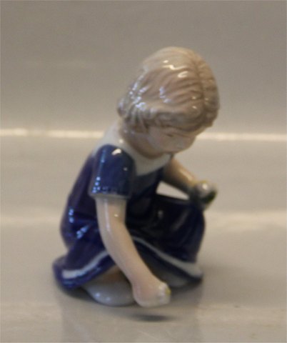 Royal Copenhagen figurine 0672 RC Small girl with flowers 12 cm
