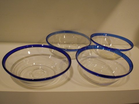 4 danske mælkeskåle I klart glas med blå ombukket kant. Et stk. er solgt.