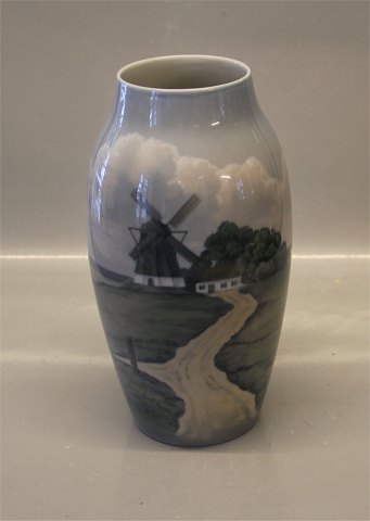 Bing & Grøndahl B&G 8793-243 Vase med gl. mølle og bondegaard 24,5 cm 
